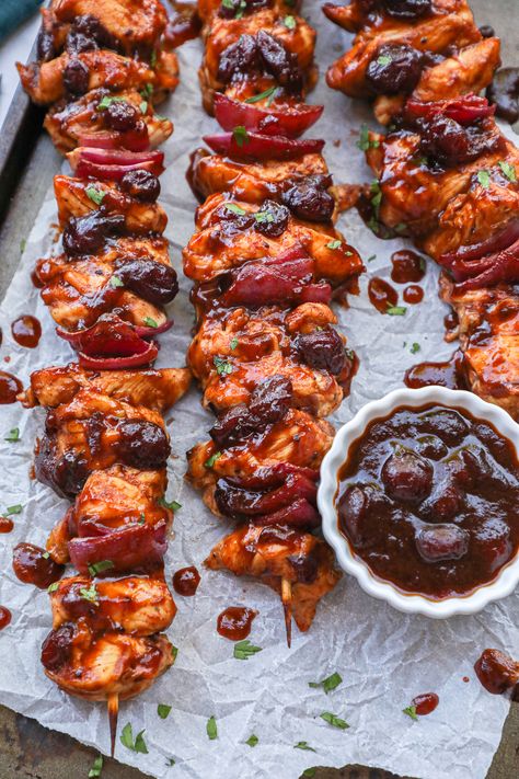 Tender chicken pieces are slather with a sweet cranberry bbq sauce and baked to perfection! They're so easy to make and there's no grilling required! Cranberry Bbq Sauce, Oven Grilled Chicken, Bbq Chicken Skewers, Kalefornia Kravings, Bbq Sauce Chicken, Skewer Appetizers, Tangy Bbq Sauce, Baked Bbq Chicken, Kabob Recipes