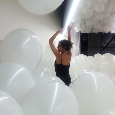 Huge Balloons, Victoria And David, Victoria Beckham Dress, David And Victoria Beckham, Victoria Beckham Style, Victoria B, Wet Spot, Big Balloons, White Balloons