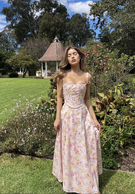 Dreamy Floral Dress, Summer Floral Wedding Guest Dress, Brunch Dress Aesthetic, Floral Sundress Aesthetic, Pink Floral Dress Aesthetic, Pretty Feminine Outfits, Vestidos Aesthetic Vintage, Floral Sundress Outfit, Trending Birthday Outfits