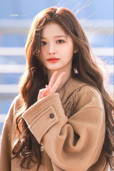 Hwang Hyunjin, Korean Celebrities, Pretty Eyes, S N, Kpop Girl Groups, Celebrities Female, Korean Girl, K Pop, Brown Hair