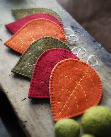 Porche Halloween, Halloween Decorations Outdoor Porch, Creative Halloween Decorations, Felt Bunting, Fall Leaf Garland, Felted Wool Crafts, Felt Leaves, Halloween Porch Decorations, Halloween Front Porch