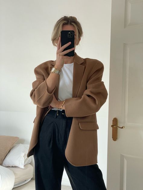 Camel Blazer Outfits Women, Camel Sweater Outfit, Camel Blazer Outfit, Dress And Blazer Outfit, Blazer Outfits Women, Camel Outfit, Neutral Fall Outfits, Camel Blazer, Smart Casual Women