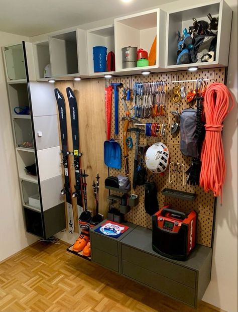 Climbing Equipment Storage, Hiking Gear Storage Wall, Climbing Gear Storage, Camping Closet, Gear Room Organization, Gear Room Ideas, Outdoor Gear Organization, Sports Gear Storage, Outdoor Gear Storage