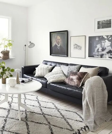 54 Black Sofa Ideas For Your Living Room - DigsDigs Black Leather Sofa Living Room, Black And Neutral Living Room, Neutral Living Room Decor, Black Sofa Living Room Decor, Black Couch Living Room, Black Sofa Living Room, Black Leather Couch, Leather Couches, Leather Couches Living Room