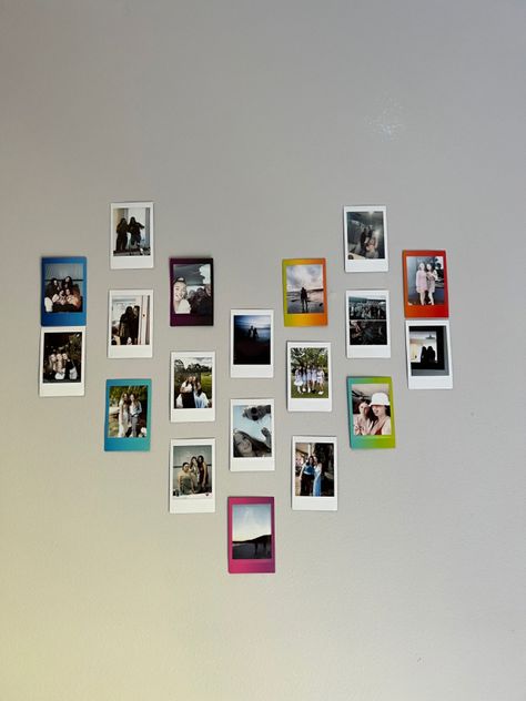 Cute Polaroid Pictures Ideas Room Decor, Wall Decor Polaroid Pictures, Heart Wall Decor With Pictures, Wall Decor With Polaroids, Polaroid Pictures Wall Ideas, Polaroid Picture Wall Ideas Room Decor, Room Poloroid Ideas, Room Decor Ideas Polaroid, Poloride Pictures Aesthetic Wall