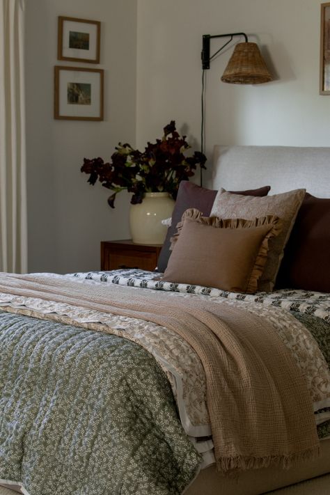 PRE-ORDER Kimberly Double Sided Block Print Padded Quilt in Sage - Kin Cozy Bedroom Gray Walls, Fall Layered Bedding, Organic Cozy Home, Green Tones Bedroom, Brown Quilt Bedding, King Bed Sheets Ideas, Pattern Mixing Bedding, Bedscape Ideas, Quilt Bedding Aesthetic