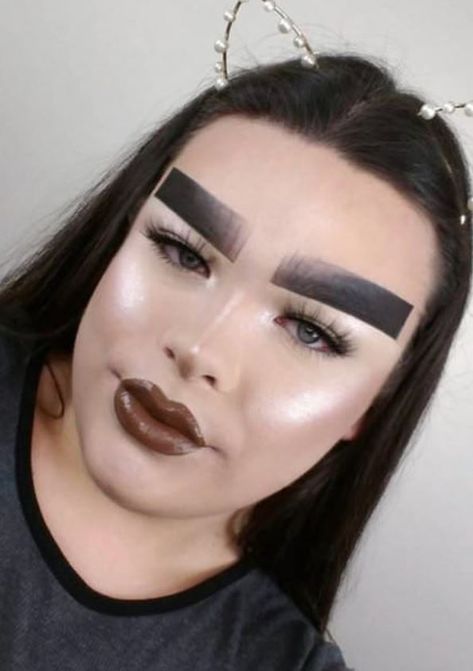 Bad Makeup Fails, Eyebrow Fails, Bad Eyebrows, Makeup Fails, Bad Makeup, Eyeshadow For Blue Eyes, Eyebrow Makeup Tips, Makeup Humor, Makeup Mistakes