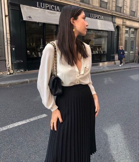 Silk Blouse Outfit, Expensive Outfits, Rich Outfits, Black Skirt Outfits, Outfit Elegantes, Sophisticated Outfits, Black Pleated Skirt, Mode Casual, Looks Street Style