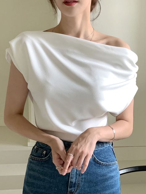 Asymmetrical Blouse Outfit, Asymmetrical Top Outfit, Asymmetrical Blouse, Love Jeans, Simple Tees, Plain Tops, Women T Shirts, Blouse Outfit, Knit Tees