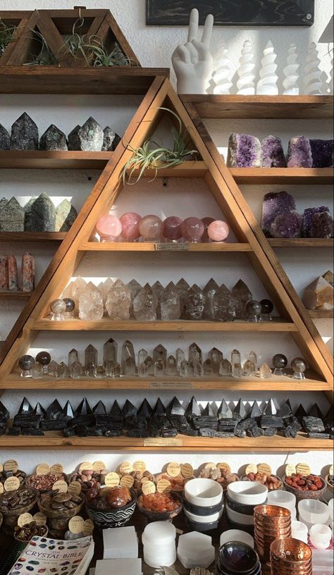 Diy Crystal Display Ideas, Crystal Display Ideas Retail, Rock Display Shelf, Crystal Organization Display, Crystals Aesthetic Display, Crystal Tray Display, Crystal Storage Ideas, Metaphysical Shop Ideas, Gemstone Storage