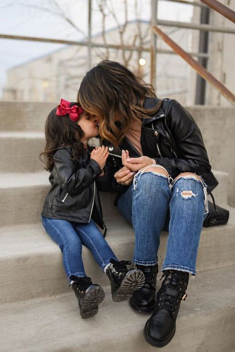 Mom And Daughter Same Outfit, Matching Outfits Family Pictures, Mom And Daughter Photo Outfit Ideas, Mama And Daughter Outfits, Momma And Daughter Matching Outfits, Matching Outfits For Mom And Daughter, Mommy Daughter Photoshoot Outfits, Mom And Baby Girl Matching Outfits, Cute Mother Daughter Pictures