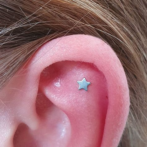 Flat Earring Piercing, Flats Piercing, Star Earings Piercings, Flat Piercing Aesthetic, Flat Piercing Ears, Ear Piercings Flat, Ear Piercing Ideas Stars, Silver Star Shaped Internally Threaded Piercings, Simple Ear Piercings