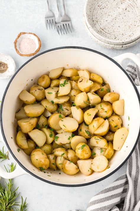 Sliced, herbed potatoes in a large white dutch oven surrounded by a linen and fresh herbs. Dutch Oven Potatoes Recipes, Potatoes Stovetop, Stove Top Potatoes, Dutch Oven Potatoes, Oven Potatoes, Herbed Potatoes, Cooked Potatoes, Red Potato Recipes, Italian Potatoes