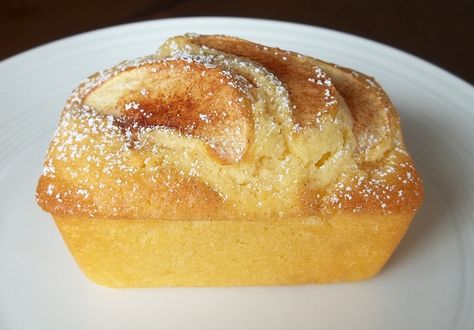 A light tea cake that can be made when unexpected guests arrive or any time at all. Good Cake Recipes, Cakes Slices, Tea Cake Recipe, Apple Tea Cake, Apple Cakes, Tea Cakes Recipes, Apple Tea, Best Sweets, Baking Muffins