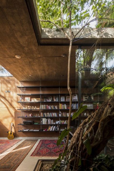 design Creative Bookcases, Mud House, Library Architecture, Bookcase Design, Architecture Inspiration, Costa Rican, Design Living Room, Home Library, Design Case