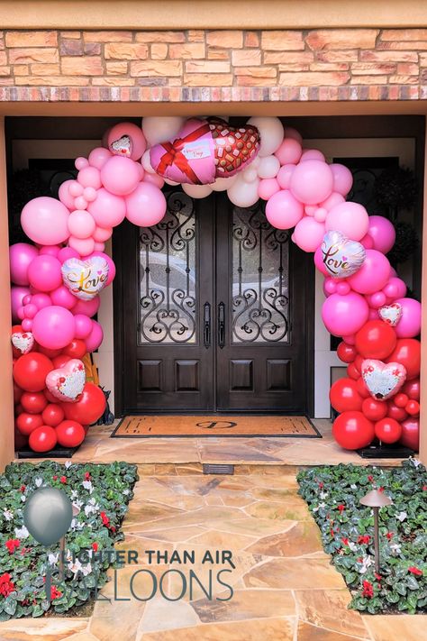 Red to baby pink ombre organic balloon arch with box of chocolates and heart balloons. Set up for that special someone for Valentine's Day. Valentines Day Balloon Arch, Valentine Balloon Arch, Valentine’s Day Balloon Garland, Organic Balloon Arch, Valentine 2024, Kids Valentine Party, Balloon Creations, Valentines Balloons, Valentine Party