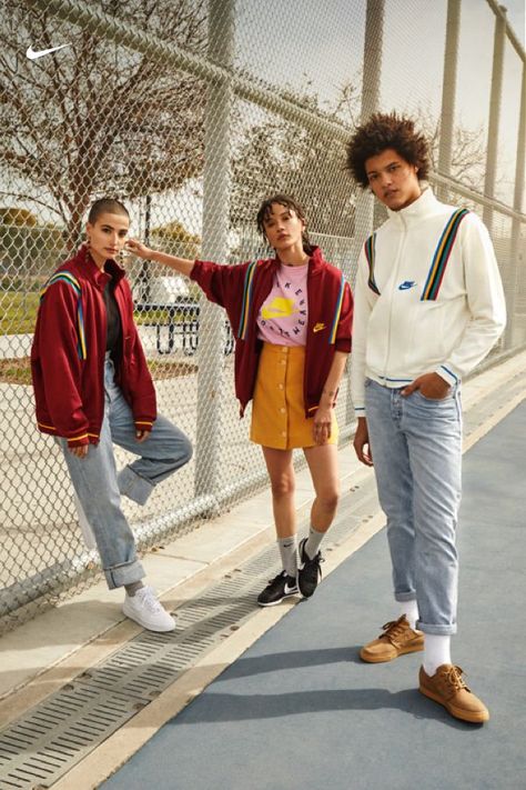 Wear whatever moves you, from stylish joggers and jackets to the latest kicks. Gender-neutral layers created for every body—now on Nike.com. Photo From Above, Skirts For Spring, Pose Model, Mode Editorials, Spring Weather, Weather Wear, Spring Skirts, Looks Street Style, Shooting Photo