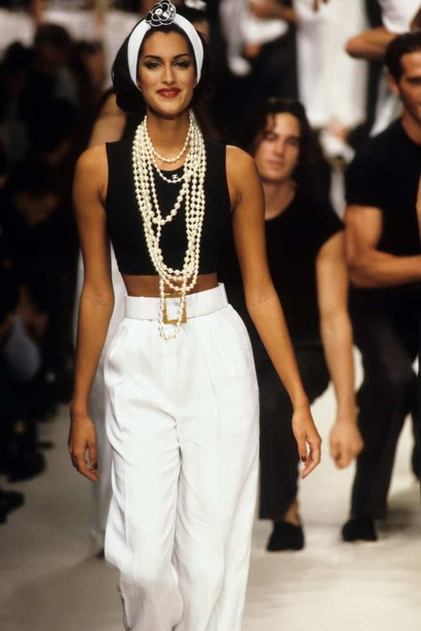 Chanel Spring 1995, Chanel Blazer, Chanel Runway, 90s Runway Fashion, Runway Fashion Couture, Mode Chanel, Runway Outfits, Look Retro, 90s Fashion Outfits