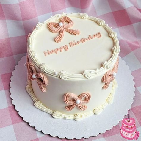 Cute Dessert Ideas, Gingham Cake, Girly Birthday Cakes, Decorating Books, Cake Decorating Books, Circle Cake, Bow Cake, Sheet Cake Designs, Princess Images