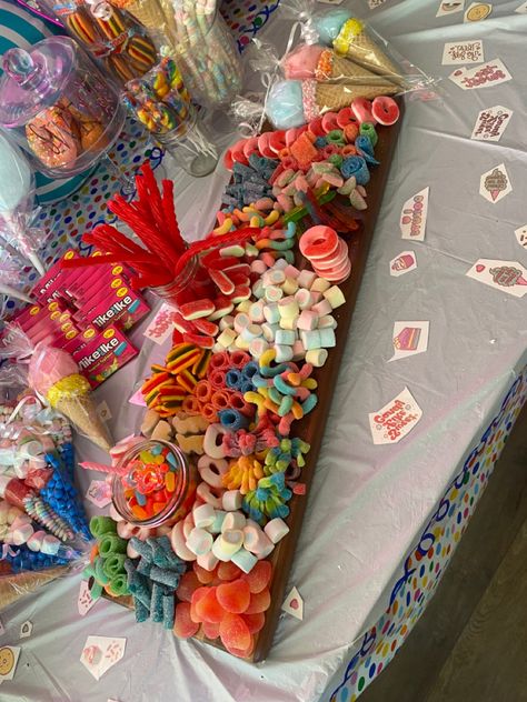 Candy Birthday Table, Lolly Platter Party Ideas, Mini Candy Charcuterie Board, Candy Ideas For Birthday Party, 2000s Charcuterie Board, Candy Platter Ideas Parties, Sweet Treat Board, Treats Ideas For Party, Candy Tray Ideas Parties