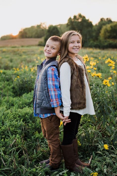 Brother And Sister Photo Shoot, Mother's Day Diy Gifts, Sisters Photography Poses, Brother Sister Poses, Brother Sister Photography, Mothers Day Photoshoot, Mommy And Me Poses, Bed Poses, Brother Sister Photos