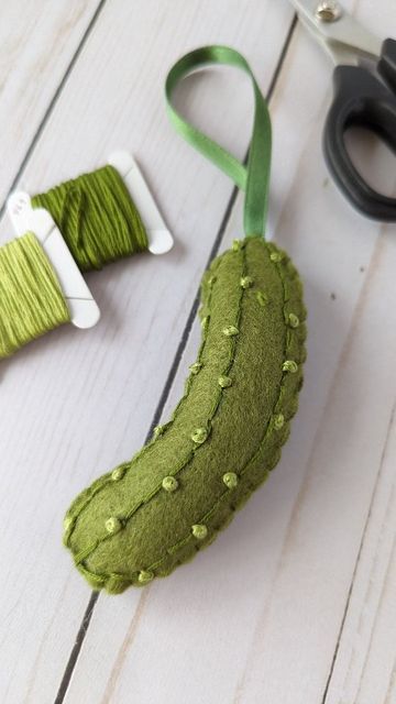 Heirloom Felt Ornaments, Felted Tree Ornaments, Pickle Felt Ornament, Diy Sewn Ornaments, Diy Pickle Ornament, Sewing Xmas Gifts, Felt Pickle Ornament, Diy Sewing Christmas Decorations, Felt Ornaments Ideas