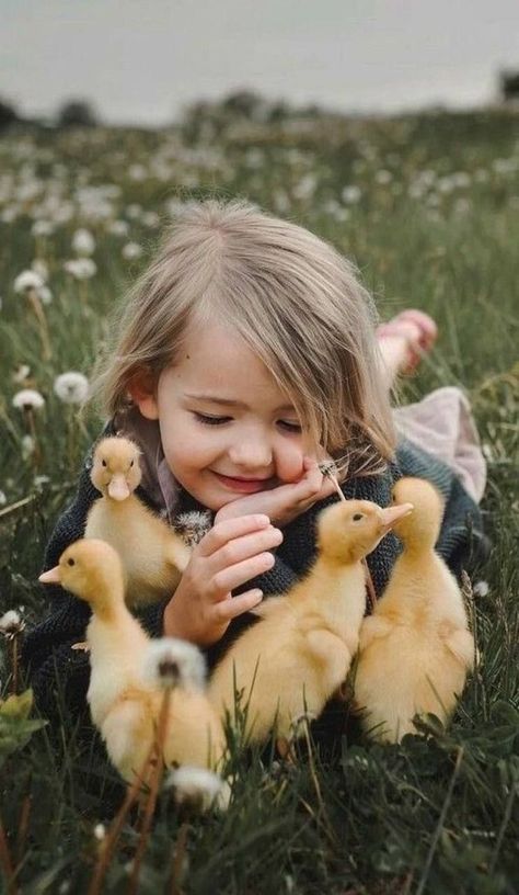 Kids Long Hairstyles, Animal Photoshoot, Farm Kids, Farm Photography, Slaap Lekker, Farm Photo, Baby Ducks, Trendy Kids, Long Hairstyles