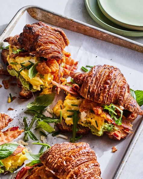 Crossaint Sandwich Breakfast, Nice Breakfast Ideas, Stuffed Croissants Breakfast, Croissant Recipe Breakfast, Bbq Breakfast Ideas, Tomato Breakfast Sandwich, Egg Croissant Sandwich, Brunch Box Breakfast, Office Breakfast Ideas