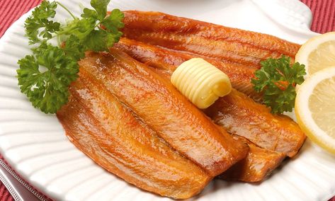 It's cheap, easy to cook and good for you... why everyone's getting kippered Smoked Kippers Recipes, Kippers Breakfast, Kippers Recipe, Kipper Recipes, Smoked Herring, Herring Recipes, Great British Food, Recipes Fish, Retro Food