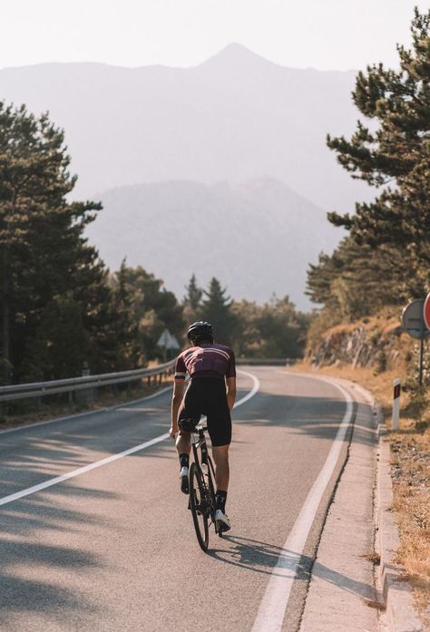 Road Cycling Photography, Biking Aesthetic, Bicycle Aesthetic, Cycling Inspiration, Bike Riding Benefits, Cycling Pictures, Bike Aesthetic, Cycling Photography, Bike Photography