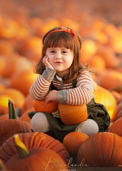 Pumpkin Patch Photoshoot Kids, Outdoor Fall Photoshoot Setup, Fall Photoshoot Kids, Kids Fall Photoshoot, Pumpkin Patch Photography, Fall Poses, Pumpkin Patch Kids, Pumpkin Patch Photoshoot, Pumpkin Field