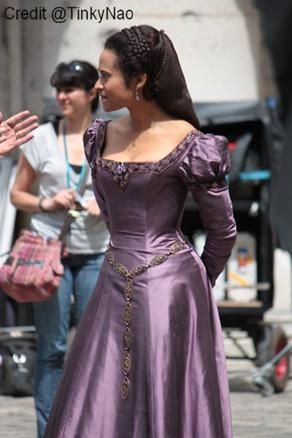 Angel Coulby as Guinevere in Merlin. The Purple gown is more demure and sweet, but I love the fabric and color. Guinevere Cosplay, Guinevere Dress, Queen Guinevere, Elven Fashion, Wolf Queen, Victorian Outfits, Angel Coulby, Merlin Morgana, Medieval Dresses