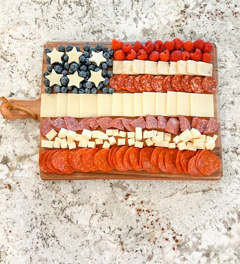 American Flag CharCUTErie Board – My CharCUTErie American Flag Charcuterie Board, Flag Charcuterie Board, Meat Boards, Hosting Breakfast, Olympic Food, America Snacks, 4th July Food, Charcuterie Ideas, Fruit Trays