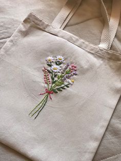 Diy Tote Bag Design, Basic Hand Embroidery Stitches, Clothes Embroidery Diy, Simple Hand Embroidery Patterns, Shopper Bags, Diy Embroidery Designs, Diy Embroidery Patterns, Embroidered Tote, Hand Embroidery Projects