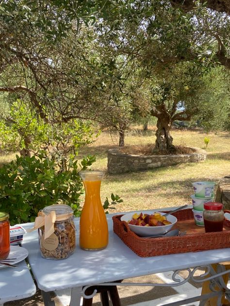 Breakfast Outside Aesthetic, Spanish Breakfast Aesthetic, Summer Breakfast Aesthetic, Italian Breakfast Aesthetic, Spring Morning Aesthetic, Breakfast Table Aesthetic, Countryside Breakfast, Spring Cleaning Aesthetic, Breakfast Aesthetic Mornings