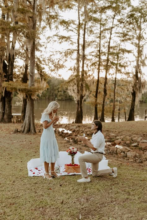 Romantic Winter Picnic Proposal Outfit | Adventure Winter Couple Pics | Alabama Wedding Photographer | Colton and Kaylee had such a stunning winter proposal with so many romantic moments and engagement photo ideas! Get inspired by engagement photo inspiration, cute picnic proposal ideas, winter marriage proposal ideas, and winter proposal aesthetic! Book Courtney for your romantic winter engagement or adventurous couples photoshoot at courtneymariexphoto.com! Proposal Ideas Winter, Picnic Proposal Ideas, Proposal Ideas At Home, Proposal Aesthetic, Proposal Outfit, Spring Proposal, Wedding Proposal Ideas Engagement, Surprise Proposal Pictures, Picnic Proposal