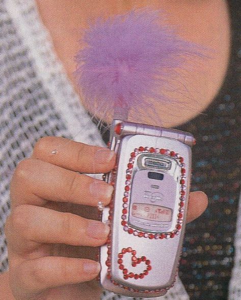 2000s Phone Aesthetic, Kera Magazine, 2000s Phone, Flip Phone Aesthetic, 트위터 헤더, Aesthetic 2000s, Y2k Phone, 90s Harajuku, Retro Gadgets