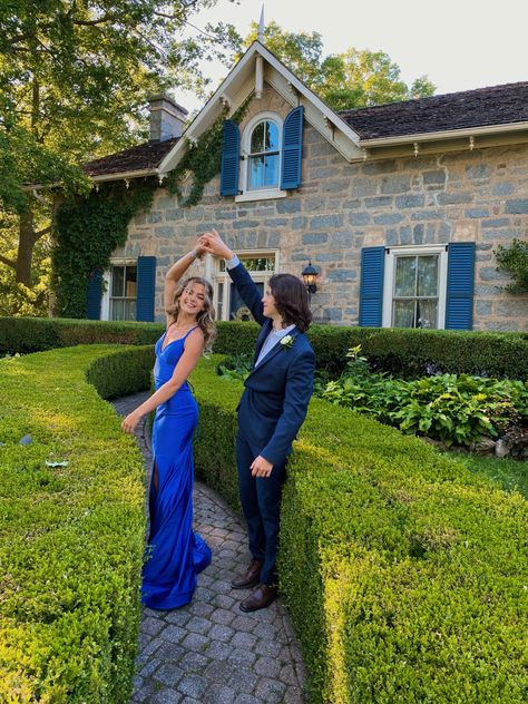 Royal Blue Prom Aesthetic, Homecoming Couple Photos, Navy Blue Suit Prom, Navy Suit Prom, Navy Blue Prom Couple, Blue Prom Couple, Prom Date Pictures, Outdoors Couple, Boys Dressing