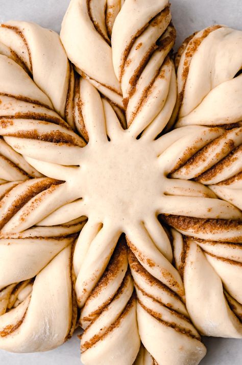 Buttermilk Cinnamon Bread, Cinnamon Roll Star Bread, Star Cinnamon Bread, Yule Bread Recipes, Cinnamon Roll Star, Winter Breads, Overnight Cinnamon Buns, Cinnamon Star Bread, Star Bread Recipe