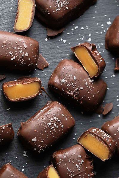 Chocolate Covered Salted Caramels are nothing but perfection. The salted caramel itself is a rich, chewy, melt in your mouth delight. The added salt balances out the caramel’s sweet taste, and on its own, could stand up to the best caramel candies out there!⁣ #dessertcaramel #caramelrecipes #caramelsnacks #carameldesserts #chocolatecovered #chocolate #chocolatecoveredtreats #dessertswithcaramel #carameltreat #chocolatecaramel Caramels Recipe, Salted Caramels, Bourbon Caramels, Candy Recipes Homemade, Caramel Candy, Salted Chocolate, Caramel Recipes, Homemade Candies, Chocolate Caramels