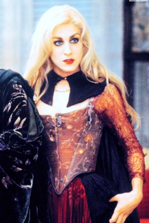 Sarah Sarah Sanderson Makeup, Sarah Sanderson Hocus Pocus, Sanderson Sisters Costumes, Sarah Sanderson Costume, Hermanas Sanderson, Hocus Pocus Costume, Sister Costumes, Hocus Pocus Movie, Sarah Sanderson