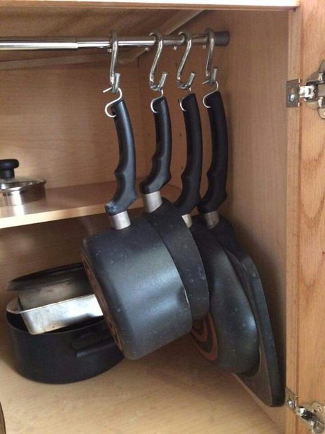 Tension rod hang your pots and pans Easy Storage Ideas, Pot And Pans Organization, Pan Storage, Hanging Pans, Pan Organization, Tension Rods, Desain Pantry, Kabinet Dapur, Kitchen Organization Diy