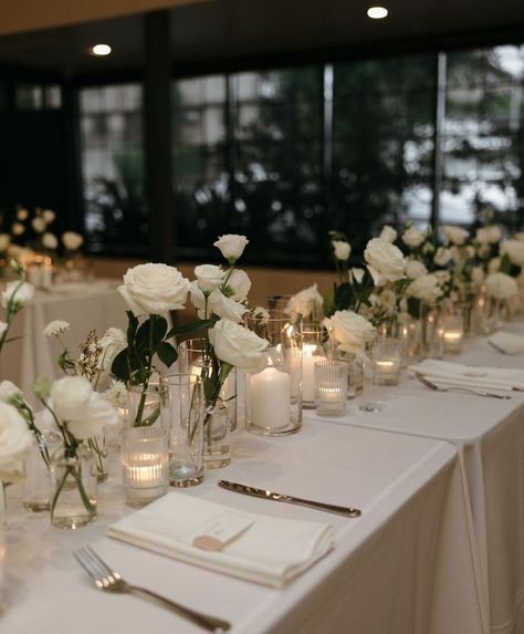 Simple Romantic Table Decor, Wedding Table Decorations No Flowers, White And Green Centrepiece, Modern Minimal Wedding Flowers, Simple White Table Setting, Modern White Rose Wedding, White Flower Centerpieces Wedding Simple, Rose And Candle Centerpieces, Minimal White Wedding Decor