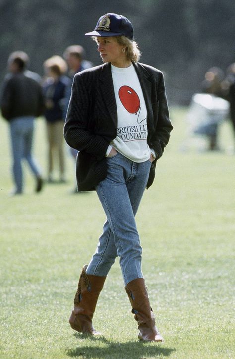 Fall fashion, fall trends, fall style, outfit inspiration, baseball hat Botas Western, Prins William, Vogue Photo, Princess Diana Fashion, Famous Outfits, Lauren Hutton, Princes Diana, Diana Fashion, Looks Country