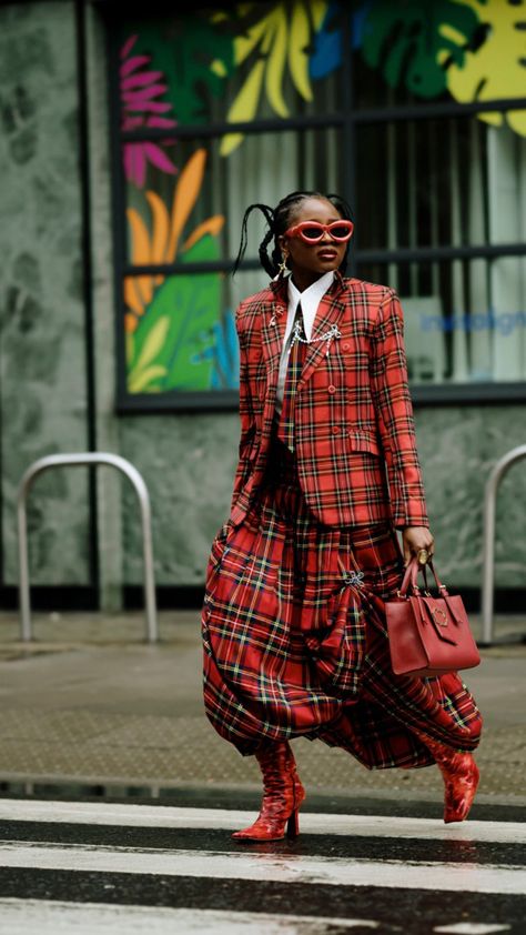 7 Fresh Street Style Trends I Saw Nonstop During London Fashion Week Chic Colorful Outfits, Mixed Patterns Outfit, Street Style Fall 2024, 2024 Autumn Outfits Trends, Prints And Patterns Fashion, Plaid Outfits For Women, High Fashion Goth, Creative Style Outfits, London Wear