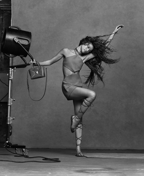 Zendaya Photoshoot Black And White, Zendaya Black And White, Vogue Black And White, Building Photoshoot, Zendaya Model, Zendaya Photoshoot, Mode Zendaya, Vogue Poses, Boudiour Poses