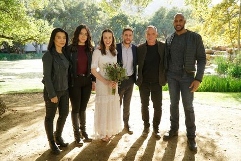 Fitzsimmons wedding!! Agents of Shield. Henry Simmons, Shield Cast, Elizabeth Henstridge, Iain De Caestecker, Melinda May, Ming Na Wen, Fitz And Simmons, Agents Of S.h.i.e.l.d., Marvel Agents Of Shield