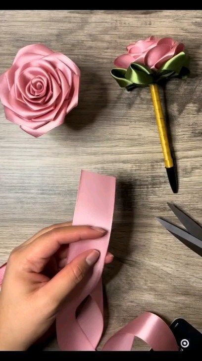 How to Wrap a Bouquet in Paper Like a Pro Wrap A Bouquet In Paper, Wrap A Bouquet, Satin Flowers Diy, Dekoratívne Vence, Ribbon Flowers Bouquet, Ribbon Flowers Diy, Projek Menjahit, Diy Lace Ribbon Flowers, Diy Bouquet Wrap