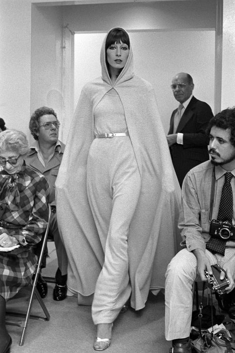 Vintage Catwalk, Anjelica Houston, Halston Vintage, Kibbe Dramatic, No Makeup Makeup, Vogue Vintage, Anjelica Huston, Liza Minnelli, Disco Fever