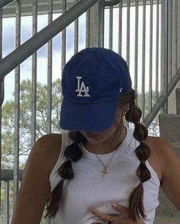 Women Backwards Hat, Cute Ball Cap Outfits, Navy Blue Cap Outfit, La Hat Aesthetic, Navy Cap Outfit, Ballcap Outfits Women, Hairstyles For Baseball Cap, Cap Outfit Aesthetic, Hair With Baseball Hat